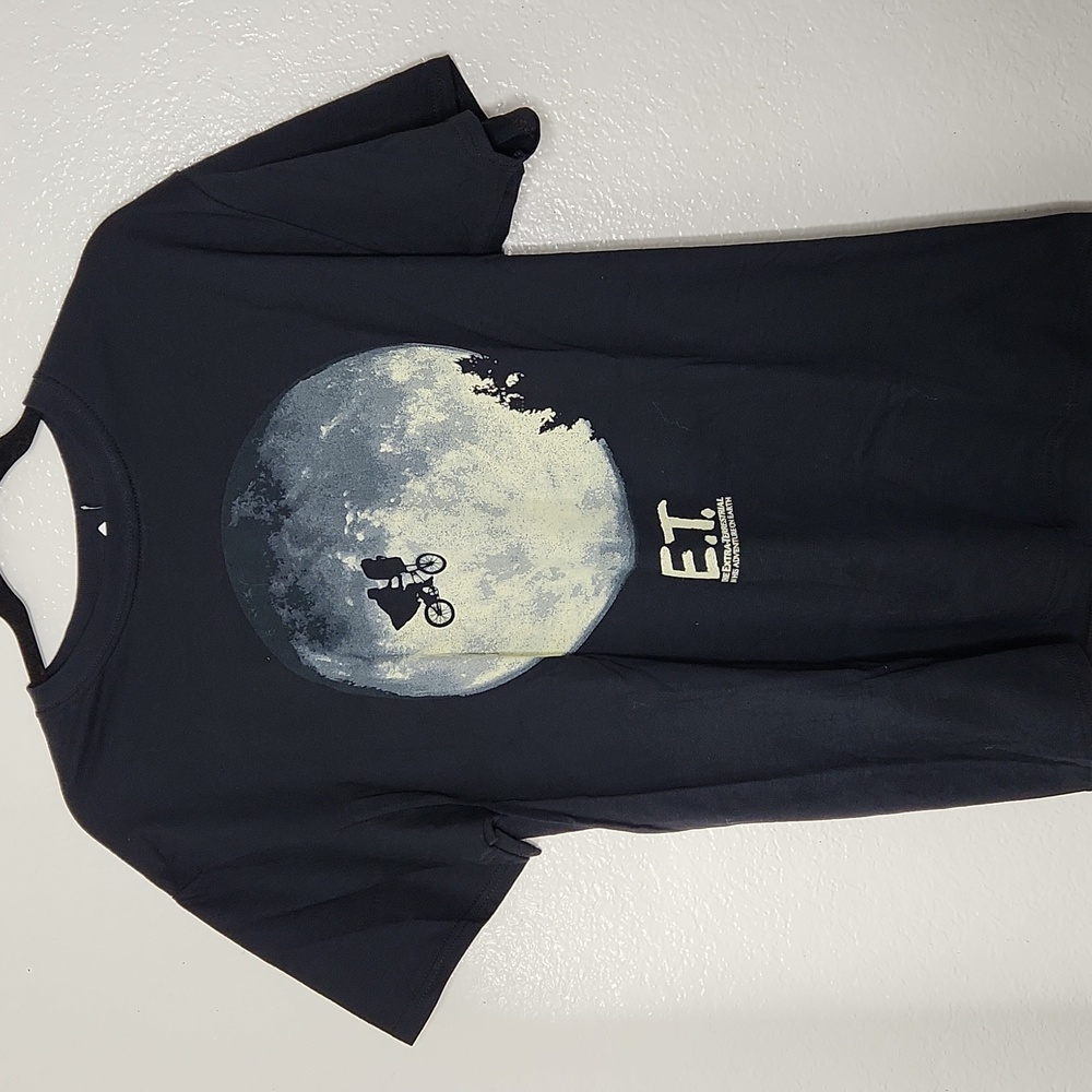 Medium Black ET graphic tee